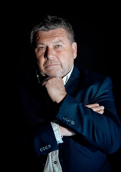 https://zabnozasve.hr/wp-content/uploads/2025/04/Sinisa_in-dark_485x685.webp